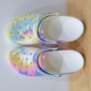 NWT Crocs 🐊🩴 Classic Tie Dye Graphic Clog 🩷 💛 💙 💚 🤍 w9/m7